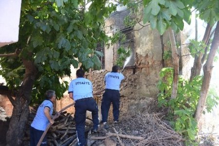 Evi yanan aileye Kaymakam yardım elini uzattı