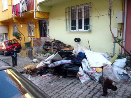 Evi Yanan Aileye Kimse Yok Mu Sahip Çıktı