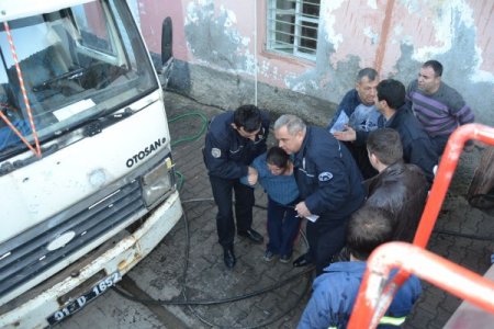 Evi yanan kadın, kendini ateşe atmak istedi