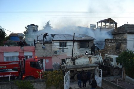 Evi yanan kadın, kendini ateşe atmak istedi