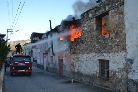 Evi yanan kadın, kendini ateşe atmak istedi