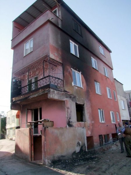 Evi yanan şehit ailesinin elinden Kimse Yok Mu tuttu