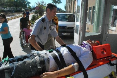 Evin Bahçesine Uçan Otomobildeki 2 Kişi Ağır Yaralandı