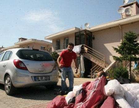 Evin çatısına inen paraşütçü, yere düştü