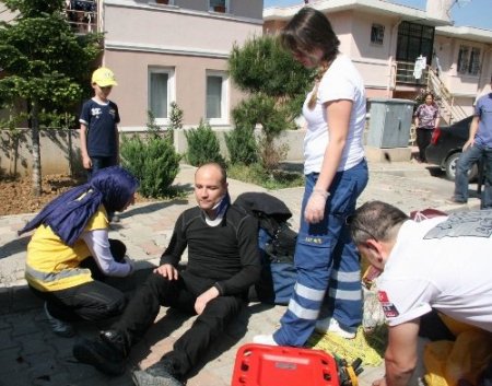 Evin çatısına inen paraşütçü, yere düştü