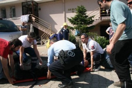 Evin çatısına inen paraşütçü, yere düştü