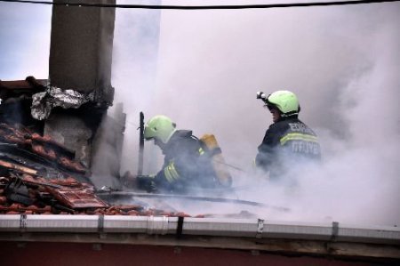 Evin Çatısında Çıkan Yangın, Vatandaşlara Korkulu Anlar Yaşattı