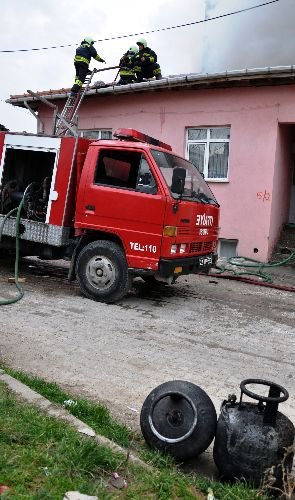 Evin Çatısında Çıkan Yangın, Vatandaşlara Korkulu Anlar Yaşattı