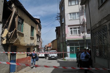 Evin duvarı üstüne yıkıldı, camdan kaçıp kurtuldu