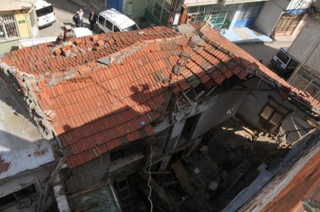 Evin duvarı üstüne yıkıldı, camdan kaçıp kurtuldu