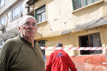 Evin duvarı üstüne yıkıldı, camdan kaçıp kurtuldu