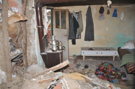 Evin duvarı üstüne yıkıldı, camdan kaçıp kurtuldu