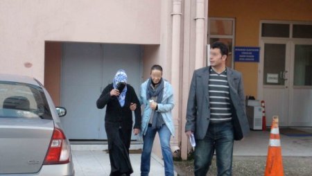 Evinde 18 kilogram eroinle yakalanan kadın, polisi karşısında görünce bayıldı