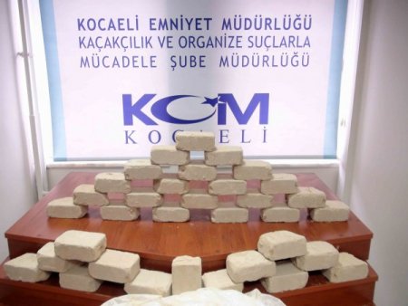 Evinde 18 kilogram eroinle yakalanan kadın, polisi karşısında görünce bayıldı