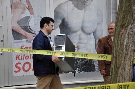 Evinde Kızları, Eşi Ve Kendisi Ölü Bulunan Emekli Yarbay, Geride Bir Mektup Bırakmış