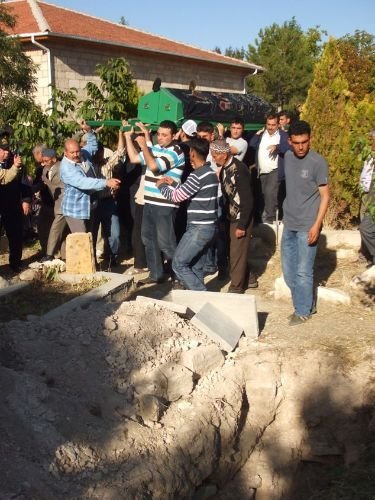 Evinde Ölü Bulunan Polis Memuru Toprağa Verildi