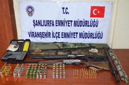 Evinde silah, jop, mermi ve motolof ele geçirilidi