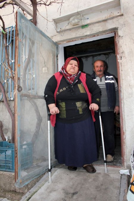 Evinden dışarıya çıkabilmek için akülü araba istiyor