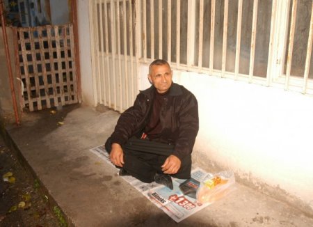 Evinden uzaklaştırılan adam sokakta yatıp kalkıyor