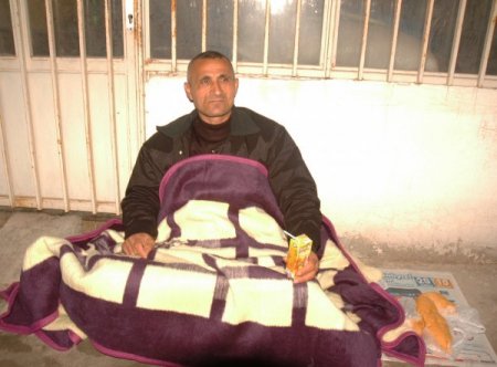 Evinden uzaklaştırılan adam sokakta yatıp kalkıyor