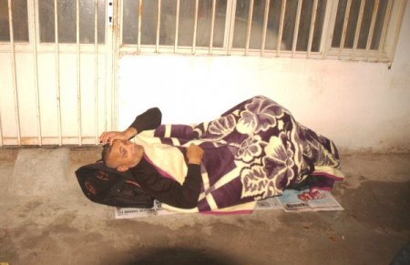 Evinden uzaklaştırılan adam sokakta yatıp kalkıyor