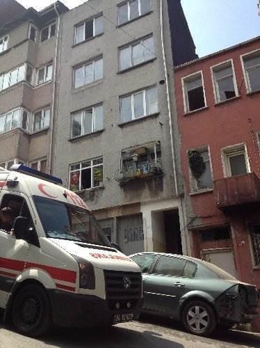 Evine giren hırsız tarafından bıçaklandı