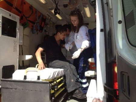 Evine giren hırsız tarafından bıçaklandı