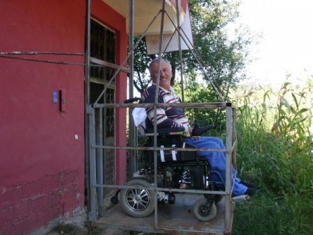 Evine vinç sistemi kuran engelli vatandaş, engelleri kaldırdı