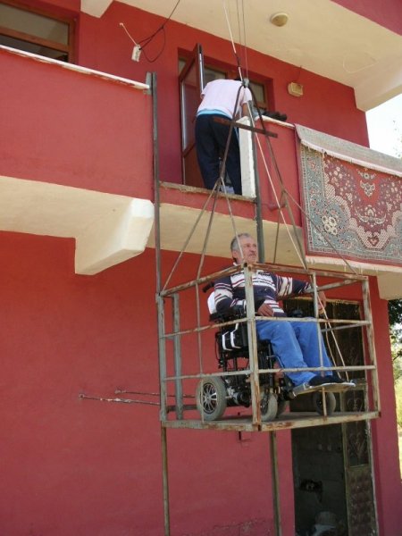 Evine vinç sistemi kuran engelli vatandaş, engelleri kaldırdı