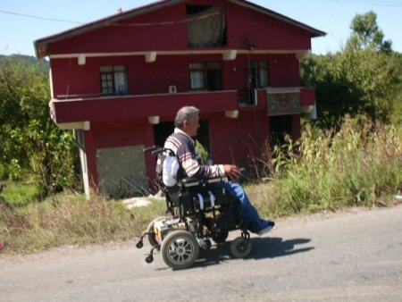 Evine vinç sistemi kuran engelli vatandaş, engelleri kaldırdı