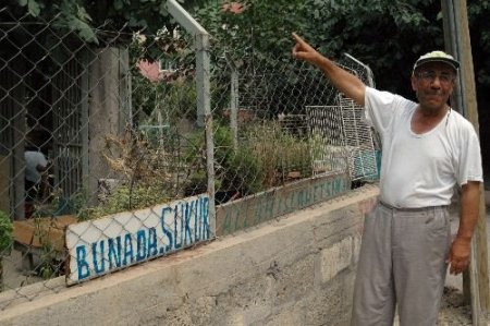 Evinin Bahçe Duvarına 'ölümü Unutma' Levhası Koydu (özel)