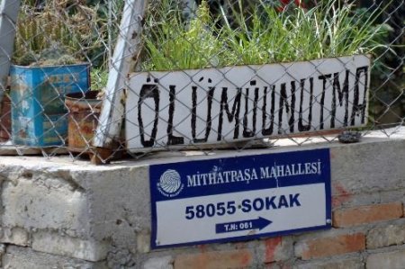 Evinin Bahçe Duvarına 'ölümü Unutma' Levhası Koydu (özel)