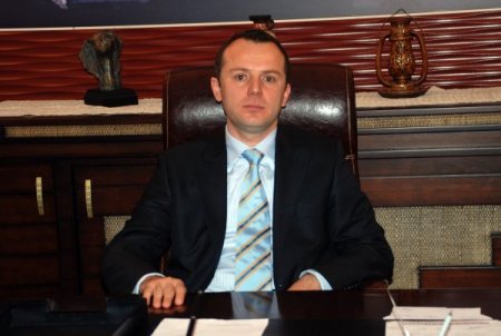 Evinin önünde otururken maganda kurşunuyla yaralandı