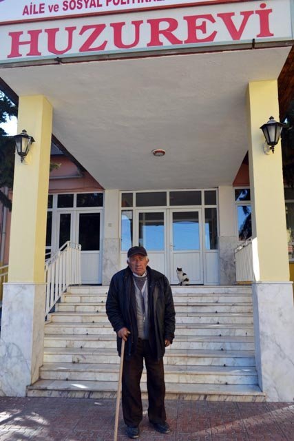 Evlatlarının bakmadığı yaşlı adama devlet sahip çıktı