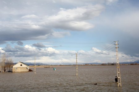 Evler, karın erimesi ile taşan suların ortasında kaldı