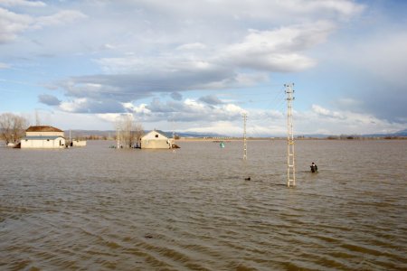 Evler, karın erimesi ile taşan suların ortasında kaldı