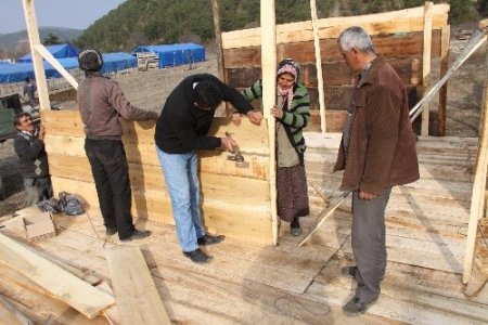 Evleri Baraj Suyu Altında Kalacak Köylüler, Barakalarda Yaşamaya Başladı