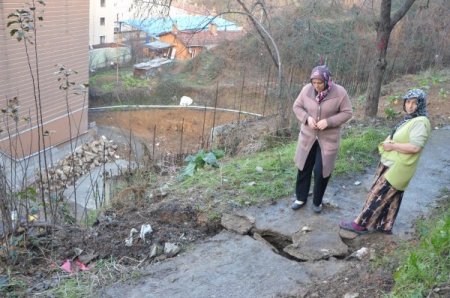 Evleri kayan aileler, ölüm korkusuyla yaşıyor (Özel)