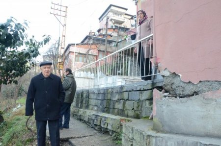 Evleri kayan aileler, ölüm korkusuyla yaşıyor (Özel)
