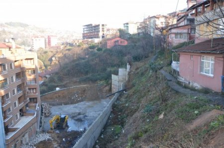 Evleri kayan aileler, ölüm korkusuyla yaşıyor (Özel)