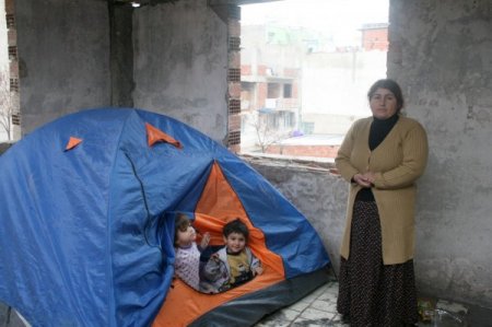 Evleri Yanan İki Aileye Kimse Yok Mu Sahip Çıktı