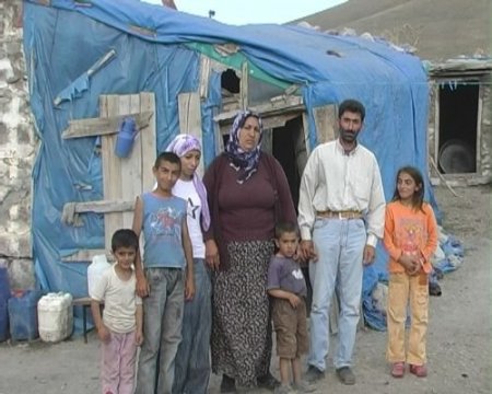 Evleri Yıkılan 6 Kişilik Aile Barakada Yaşıyor
