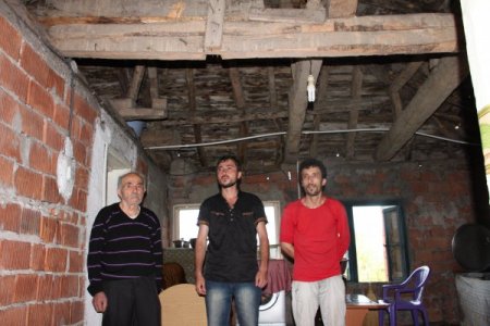 Evleri yıkılma tehlikesi altında