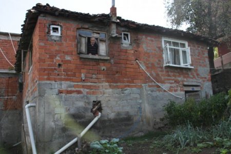 Evleri yıkılma tehlikesi altında