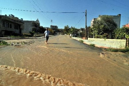 Evlerin Altından Geçen Ana Su Borusu Patladı, Evleri Su Bastı