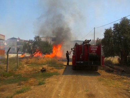 Evlerin Yakınındaki Otlukta Yangın Çıktı