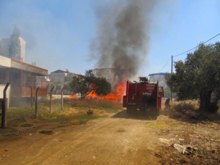 Evlerin Yakınındaki Otlukta Yangın Çıktı