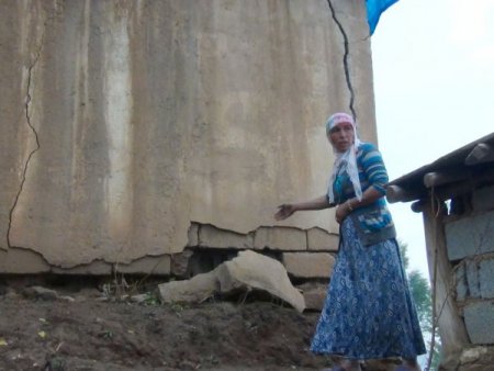 Evlerinde çatlaklar oluşan köylüler, taş ocağını bastı, araçları taşladı