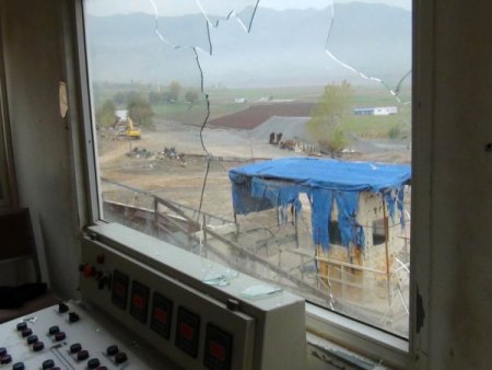 Evlerinde çatlaklar oluşan köylüler, taş ocağını bastı, araçları taşladı