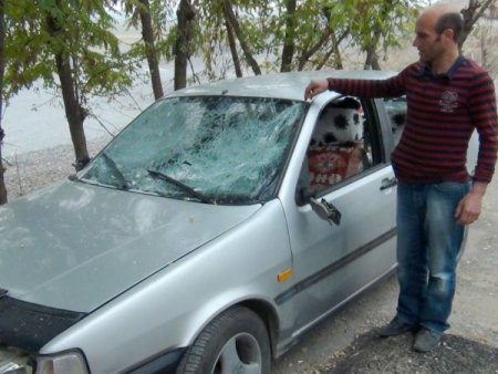 Evlerinde çatlaklar oluşan köylüler, taş ocağını bastı, araçları taşladı